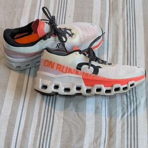 Womens On Cloudtec Monsters Size 8.5